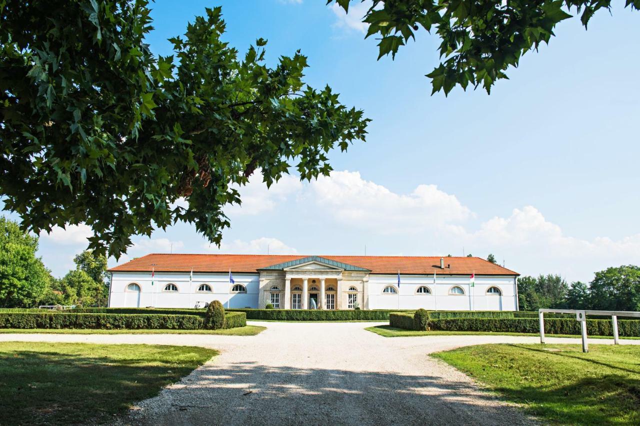 Pannonia Golf & Country Club Bed and Breakfast Alcsutdoboz Eksteriør billede